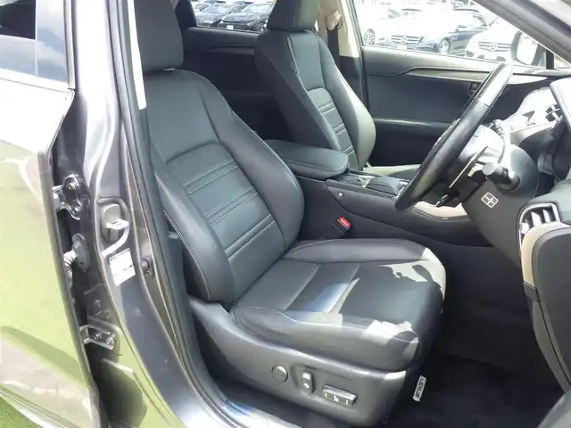 レクサス ＮＸ 300h Iパッケージ 千葉県 2017(平29)年 4.7万km マーキュリーグレーマイカ Lexus Safety System+/・プリクラッシュセーフティ/・レーンディパーチャーアラート/・オートハイビーム/・レーダークルーズコントロール/・ブラインドスポットモニター/ヘッドアップディスプレイ/パワーバックドア/純正SDナビ/地デジTV/【DVD/CD再生機能　Bluetooth接続】/パノラミックビューモニター/ドライブレコーダー/前席パワーシート/シートヒーター/革巻きステアリング/ステアリングヒーター/ステアリングスイッチ/ETC（2.0）/LEDヘッドライト/フォグライト/ウインカーミラー/クリアランスソナー/純正18インチアルミホイル/サイド/カーテン/ニーエアバッグ/スマートキー