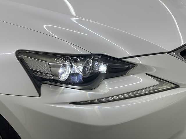 レクサス ＩＳ 300h バージョンL 長崎県 2015(平27)年 10.2万km ホワイトパールクリスタルシャイン 純正ＨＤＤナビ/ＤＶＤ/Blu-rey/フルセグ/バックカメラ/純正エアロパーツ/ブラインドスポットモニター/サンルーフ/黒レザーシート/パワーシート（Ｄ席メモリ付）/エアシート/シートヒーター/レーダークルーズコントロール/スマートキー/ETC/パドルシフト/車高調「純正サス積み込み」/ブラインドスポットモニター/取扱説明書/スペアカードキー/電動リアシェード