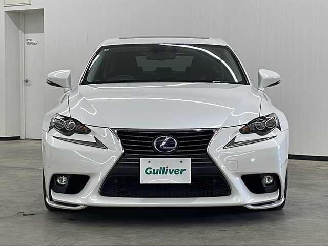 レクサス ＩＳ 300h バージョンL 長崎県 2015(平27)年 10.2万km ホワイトパールクリスタルシャイン 純正ＨＤＤナビ/ＤＶＤ/Blu-rey/フルセグ/バックカメラ/純正エアロパーツ/ブラインドスポットモニター/サンルーフ/黒レザーシート/パワーシート（Ｄ席メモリ付）/エアシート/シートヒーター/レーダークルーズコントロール/スマートキー/ETC/パドルシフト/車高調「純正サス積み込み」/ブラインドスポットモニター/取扱説明書/スペアカードキー/電動リアシェード