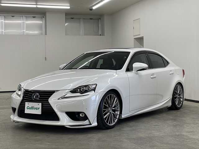 レクサス ＩＳ 300h バージョンL 長崎県 2015(平27)年 10.2万km ホワイトパールクリスタルシャイン 純正ＨＤＤナビ/ＤＶＤ/Blu-rey/フルセグ/バックカメラ/純正エアロパーツ/ブラインドスポットモニター/サンルーフ/黒レザーシート/パワーシート（Ｄ席メモリ付）/エアシート/シートヒーター/レーダークルーズコントロール/スマートキー/ETC/パドルシフト/車高調「純正サス積み込み」/ブラインドスポットモニター/取扱説明書/スペアカードキー/電動リアシェード