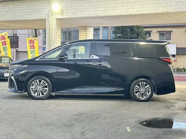 トヨタ アルファード Z 大分県 2024(令6)年 0.9万km ブラック 〇ワンオーナー/〇純正12.3インチディスプレイオーディオ（ナビ付）/　ラジオ・BT・USB・HDMI・フルセグ/〇パノラミックビューモニター/〇革シート/〇左右独立ムーンルーフ/〇ウッドステアリング/〇静電式ステアリングスイッチ/〇カラーヘッドアップディスプレイ/〇ユニバーサルステップ/〇オートハイビームアシスト/〇LEDヘッドライト/〇純正フォグランプ/〇2列目エクゼクティブパワーシート/〇デジタルインナーミラー/〇パワーバックドア/〇スマートキー/〇エンジンプッシュスタート/〇保証書/〇スペアキー