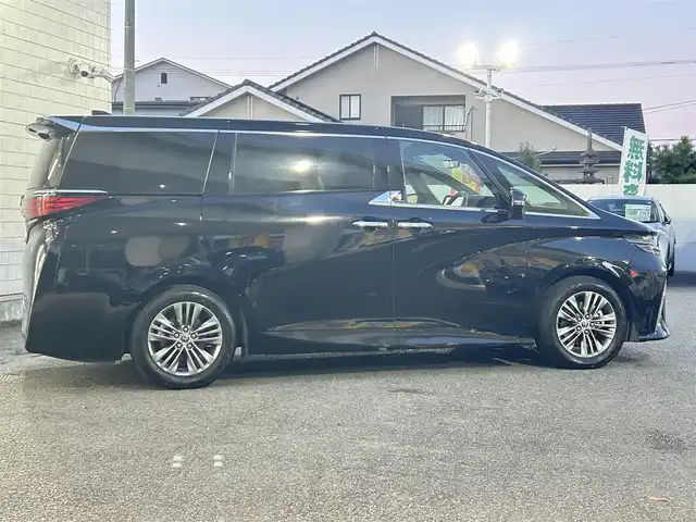 トヨタ アルファード Z 大分県 2024(令6)年 0.9万km ブラック 〇ワンオーナー/〇純正12.3インチディスプレイオーディオ（ナビ付）/　ラジオ・BT・USB・HDMI・フルセグ/〇パノラミックビューモニター/〇革シート/〇左右独立ムーンルーフ/〇ウッドステアリング/〇静電式ステアリングスイッチ/〇カラーヘッドアップディスプレイ/〇ユニバーサルステップ/〇オートハイビームアシスト/〇LEDヘッドライト/〇純正フォグランプ/〇2列目エクゼクティブパワーシート/〇デジタルインナーミラー/〇パワーバックドア/〇スマートキー/〇エンジンプッシュスタート/〇保証書/〇スペアキー