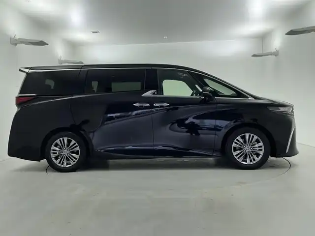 トヨタ アルファード Z 福井県 2024(令6)年 0.9万km ブラック 純正12.3インチディスプレイオーディオ（ナビ付）/-ラジオ・BT・USB・HDMI・フルセグ/パノラミックビューモニター/革シート/左右独立ムーンルーフ/ウッドステアリング/静電式ステアリングスイッチ/カラーヘッドアップディスプレイ/ユニバーサルステップ/オートハイビームアシスト/LEDヘッドライト/純正フォグランプ/2列目エクゼクティブパワーシート/デジタルインナーミラー/パワーバックドア/スマートキー/エンジンプッシュスタート/保証書/スペアキー