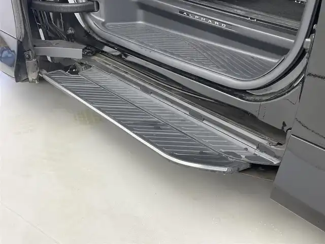 トヨタ アルファード Z 福井県 2024(令6)年 0.9万km ブラック 純正12.3インチディスプレイオーディオ（ナビ付）/-ラジオ・BT・USB・HDMI・フルセグ/パノラミックビューモニター/革シート/左右独立ムーンルーフ/ウッドステアリング/静電式ステアリングスイッチ/カラーヘッドアップディスプレイ/ユニバーサルステップ/オートハイビームアシスト/LEDヘッドライト/純正フォグランプ/2列目エクゼクティブパワーシート/デジタルインナーミラー/パワーバックドア/スマートキー/エンジンプッシュスタート/保証書/スペアキー