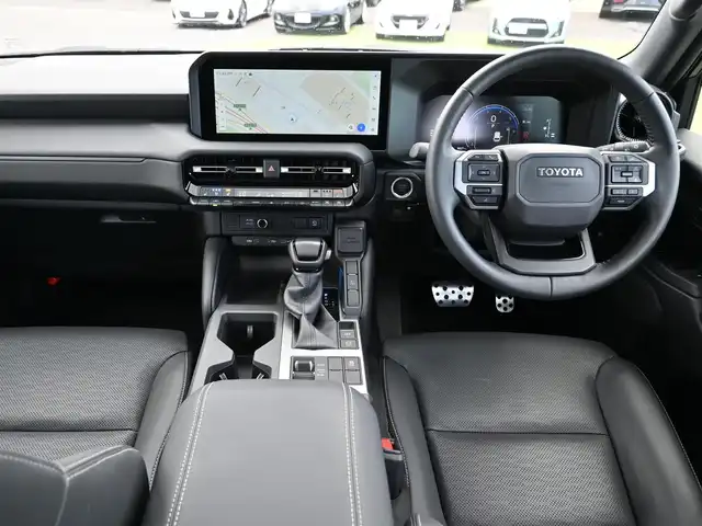 トヨタ ランドクルーザー ２５０ VX 千葉県 2024(令6)年 1万km プラチナホワイトパールマイカ Toyota Safety Sense/・プリクラッシュセーフティ/・レーンディパーチャーアラート/・オートハイビーム/・ブラインドスポットモニター/・RCTA（リヤクロストラフィックアラート）/ムーンルーフ/パワーバックドア/ブラックレザーシート/前席パワーシート/エアシート/シートヒーター/純正コネクティッドナビ/地デジTV/【Bluetooth接続】/パノラミックビューモニター/デジタルインナーミラー/革巻きステアリング/ステアリングスイッチ/ETC（2.0）/LEDヘッドライト/フォグライト/ウインカーミラー/クリアランスソナー/純正18インチアルミホイル/サイド/カーテン/ニーエアバッグ/スマートキー