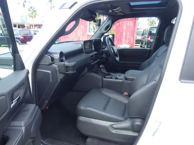 トヨタ ランドクルーザー ２５０ VX 千葉県 2024(令6)年 1万km プラチナホワイトパールマイカ Toyota Safety Sense/・プリクラッシュセーフティ/・レーンディパーチャーアラート/・オートハイビーム/・ブラインドスポットモニター/・RCTA（リヤクロストラフィックアラート）/ムーンルーフ/パワーバックドア/ブラックレザーシート/前席パワーシート/エアシート/シートヒーター/純正コネクティッドナビ/地デジTV/【Bluetooth接続】/パノラミックビューモニター/デジタルインナーミラー/革巻きステアリング/ステアリングスイッチ/ETC（2.0）/LEDヘッドライト/フォグライト/ウインカーミラー/クリアランスソナー/純正18インチアルミホイル/サイド/カーテン/ニーエアバッグ/スマートキー