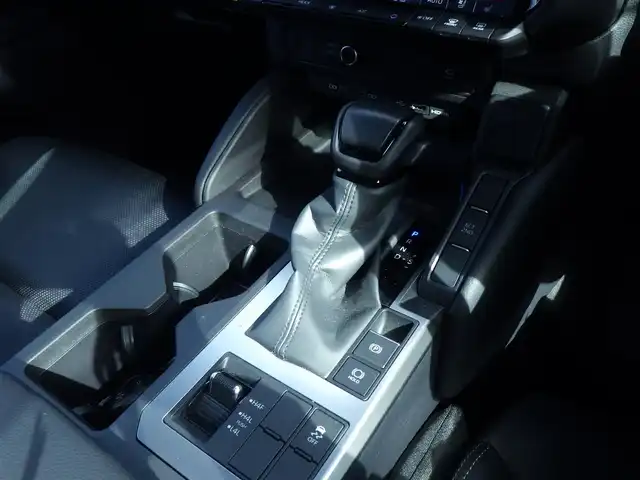 トヨタ ランドクルーザー ２５０ VX 千葉県 2024(令6)年 1万km プラチナホワイトパールマイカ Toyota Safety Sense/・プリクラッシュセーフティ/・レーンディパーチャーアラート/・オートハイビーム/・ブラインドスポットモニター/・RCTA（リヤクロストラフィックアラート）/ムーンルーフ/パワーバックドア/ブラックレザーシート/前席パワーシート/エアシート/シートヒーター/純正コネクティッドナビ/地デジTV/【Bluetooth接続】/パノラミックビューモニター/デジタルインナーミラー/革巻きステアリング/ステアリングスイッチ/ETC（2.0）/LEDヘッドライト/フォグライト/ウインカーミラー/クリアランスソナー/純正18インチアルミホイル/サイド/カーテン/ニーエアバッグ/スマートキー