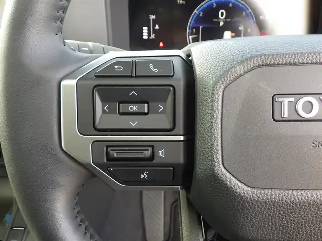 トヨタ ランドクルーザー ２５０ VX 千葉県 2024(令6)年 1万km プラチナホワイトパールマイカ Toyota Safety Sense/・プリクラッシュセーフティ/・レーンディパーチャーアラート/・オートハイビーム/・ブラインドスポットモニター/・RCTA（リヤクロストラフィックアラート）/ムーンルーフ/パワーバックドア/ブラックレザーシート/前席パワーシート/エアシート/シートヒーター/純正コネクティッドナビ/地デジTV/【Bluetooth接続】/パノラミックビューモニター/デジタルインナーミラー/革巻きステアリング/ステアリングスイッチ/ETC（2.0）/LEDヘッドライト/フォグライト/ウインカーミラー/クリアランスソナー/純正18インチアルミホイル/サイド/カーテン/ニーエアバッグ/スマートキー