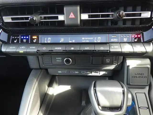 トヨタ ランドクルーザー ２５０ VX 千葉県 2024(令6)年 1万km プラチナホワイトパールマイカ Toyota Safety Sense/・プリクラッシュセーフティ/・レーンディパーチャーアラート/・オートハイビーム/・ブラインドスポットモニター/・RCTA（リヤクロストラフィックアラート）/ムーンルーフ/パワーバックドア/ブラックレザーシート/前席パワーシート/エアシート/シートヒーター/純正コネクティッドナビ/地デジTV/【Bluetooth接続】/パノラミックビューモニター/デジタルインナーミラー/革巻きステアリング/ステアリングスイッチ/ETC（2.0）/LEDヘッドライト/フォグライト/ウインカーミラー/クリアランスソナー/純正18インチアルミホイル/サイド/カーテン/ニーエアバッグ/スマートキー