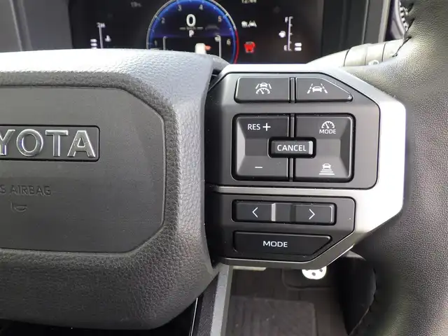 トヨタ ランドクルーザー ２５０ VX 千葉県 2024(令6)年 1万km プラチナホワイトパールマイカ Toyota Safety Sense/・プリクラッシュセーフティ/・レーンディパーチャーアラート/・オートハイビーム/・ブラインドスポットモニター/・RCTA（リヤクロストラフィックアラート）/ムーンルーフ/パワーバックドア/ブラックレザーシート/前席パワーシート/エアシート/シートヒーター/純正コネクティッドナビ/地デジTV/【Bluetooth接続】/パノラミックビューモニター/デジタルインナーミラー/革巻きステアリング/ステアリングスイッチ/ETC（2.0）/LEDヘッドライト/フォグライト/ウインカーミラー/クリアランスソナー/純正18インチアルミホイル/サイド/カーテン/ニーエアバッグ/スマートキー