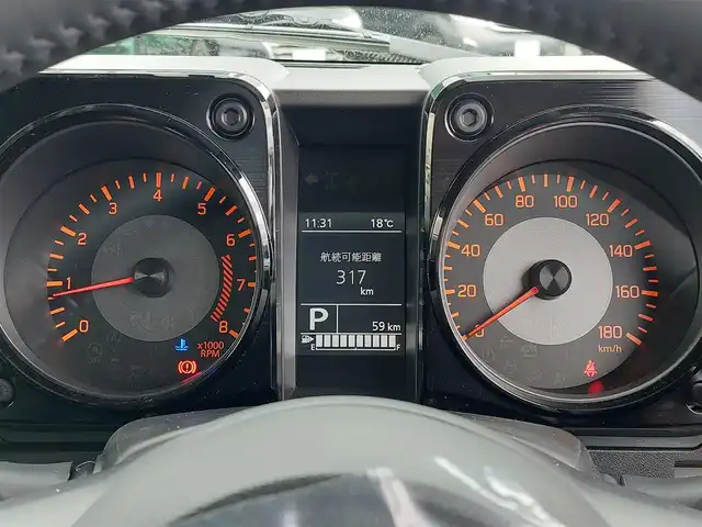 スズキ ジムニー ノマド FC 東京都 2025(令7)年 0.1千km パール 登録済未使用車/4WD/スズキセーフティサポート/・デュアルカメラブレーキサポート/・車線逸脱警報機能/・誤発進抑制機能/・後方誤発進抑制機能/・ふらつき警報機能/・アダプティブクルーズコントロール/ビルトインETC/シートヒーター(D/N席)/純正LEDヘッドライト/フォグランプ/オートライト/純正15インチAW/革巻きステアリング/ステアリングスイッチ/ヒルホールドコントロール/プッシュスタート/スマートキー/スペアキー×１