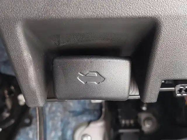 スズキ ジムニー ノマド FC 東京都 2025(令7)年 0.1千km パール 登録済未使用車/4WD/スズキセーフティサポート/・デュアルカメラブレーキサポート/・車線逸脱警報機能/・誤発進抑制機能/・後方誤発進抑制機能/・ふらつき警報機能/・アダプティブクルーズコントロール/ビルトインETC/シートヒーター(D/N席)/純正LEDヘッドライト/フォグランプ/オートライト/純正15インチAW/革巻きステアリング/ステアリングスイッチ/ヒルホールドコントロール/プッシュスタート/スマートキー/スペアキー×１