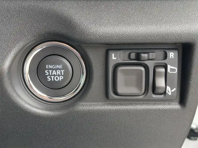 スズキ ジムニー ノマド FC 東京都 2025(令7)年 0.1千km パール 登録済未使用車/4WD/スズキセーフティサポート/・デュアルカメラブレーキサポート/・車線逸脱警報機能/・誤発進抑制機能/・後方誤発進抑制機能/・ふらつき警報機能/・アダプティブクルーズコントロール/ビルトインETC/シートヒーター(D/N席)/純正LEDヘッドライト/フォグランプ/オートライト/純正15インチAW/革巻きステアリング/ステアリングスイッチ/ヒルホールドコントロール/プッシュスタート/スマートキー/スペアキー×１