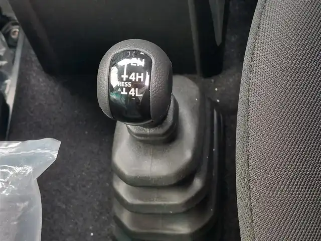 スズキ ジムニー ノマド FC 東京都 2025(令7)年 0.1千km パール 登録済未使用車/4WD/スズキセーフティサポート/・デュアルカメラブレーキサポート/・車線逸脱警報機能/・誤発進抑制機能/・後方誤発進抑制機能/・ふらつき警報機能/・アダプティブクルーズコントロール/ビルトインETC/シートヒーター(D/N席)/純正LEDヘッドライト/フォグランプ/オートライト/純正15インチAW/革巻きステアリング/ステアリングスイッチ/ヒルホールドコントロール/プッシュスタート/スマートキー/スペアキー×１