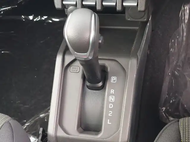 スズキ ジムニー ノマド FC 東京都 2025(令7)年 0.1千km パール 登録済未使用車/4WD/スズキセーフティサポート/・デュアルカメラブレーキサポート/・車線逸脱警報機能/・誤発進抑制機能/・後方誤発進抑制機能/・ふらつき警報機能/・アダプティブクルーズコントロール/ビルトインETC/シートヒーター(D/N席)/純正LEDヘッドライト/フォグランプ/オートライト/純正15インチAW/革巻きステアリング/ステアリングスイッチ/ヒルホールドコントロール/プッシュスタート/スマートキー/スペアキー×１