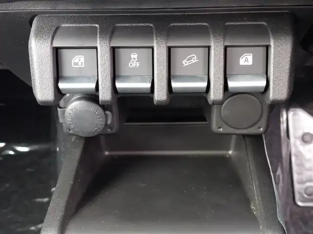 スズキ ジムニー ノマド FC 東京都 2025(令7)年 0.1千km パール 登録済未使用車/4WD/スズキセーフティサポート/・デュアルカメラブレーキサポート/・車線逸脱警報機能/・誤発進抑制機能/・後方誤発進抑制機能/・ふらつき警報機能/・アダプティブクルーズコントロール/ビルトインETC/シートヒーター(D/N席)/純正LEDヘッドライト/フォグランプ/オートライト/純正15インチAW/革巻きステアリング/ステアリングスイッチ/ヒルホールドコントロール/プッシュスタート/スマートキー/スペアキー×１