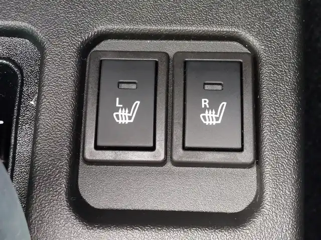 スズキ ジムニー ノマド FC 東京都 2025(令7)年 0.1千km パール 登録済未使用車/4WD/スズキセーフティサポート/・デュアルカメラブレーキサポート/・車線逸脱警報機能/・誤発進抑制機能/・後方誤発進抑制機能/・ふらつき警報機能/・アダプティブクルーズコントロール/ビルトインETC/シートヒーター(D/N席)/純正LEDヘッドライト/フォグランプ/オートライト/純正15インチAW/革巻きステアリング/ステアリングスイッチ/ヒルホールドコントロール/プッシュスタート/スマートキー/スペアキー×１