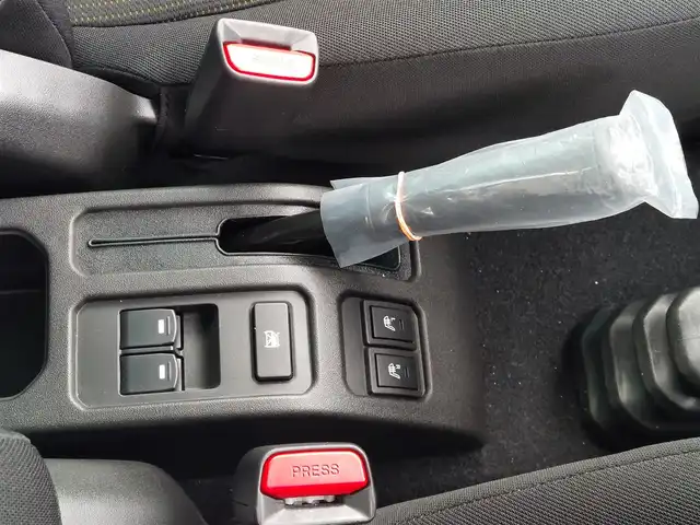 スズキ ジムニー ノマド FC 東京都 2025(令7)年 0.1千km パール 登録済未使用車/4WD/スズキセーフティサポート/・デュアルカメラブレーキサポート/・車線逸脱警報機能/・誤発進抑制機能/・後方誤発進抑制機能/・ふらつき警報機能/・アダプティブクルーズコントロール/ビルトインETC/シートヒーター(D/N席)/純正LEDヘッドライト/フォグランプ/オートライト/純正15インチAW/革巻きステアリング/ステアリングスイッチ/ヒルホールドコントロール/プッシュスタート/スマートキー/スペアキー×１