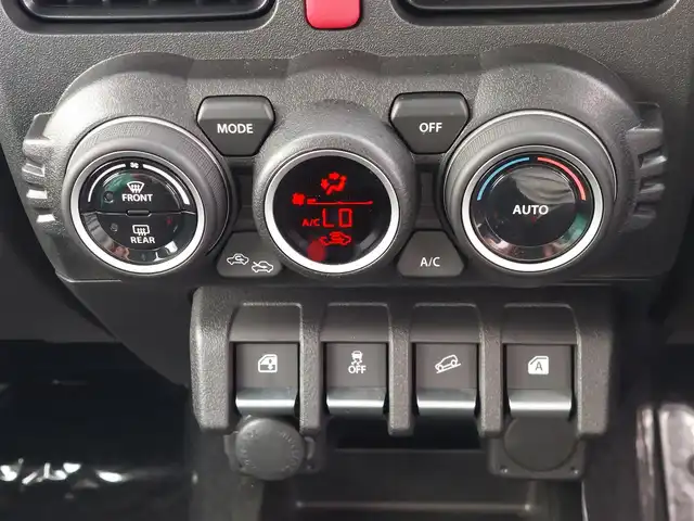 スズキ ジムニー ノマド FC 東京都 2025(令7)年 0.1千km パール 登録済未使用車/4WD/スズキセーフティサポート/・デュアルカメラブレーキサポート/・車線逸脱警報機能/・誤発進抑制機能/・後方誤発進抑制機能/・ふらつき警報機能/・アダプティブクルーズコントロール/ビルトインETC/シートヒーター(D/N席)/純正LEDヘッドライト/フォグランプ/オートライト/純正15インチAW/革巻きステアリング/ステアリングスイッチ/ヒルホールドコントロール/プッシュスタート/スマートキー/スペアキー×１