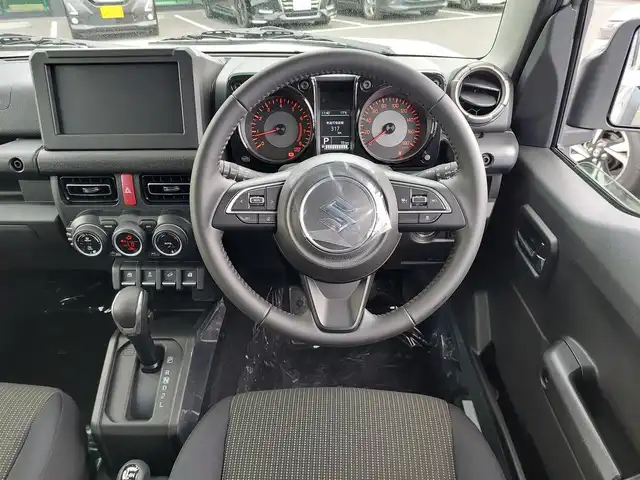 スズキ ジムニー ノマド FC 東京都 2025(令7)年 0.1千km パール 登録済未使用車/4WD/スズキセーフティサポート/・デュアルカメラブレーキサポート/・車線逸脱警報機能/・誤発進抑制機能/・後方誤発進抑制機能/・ふらつき警報機能/・アダプティブクルーズコントロール/ビルトインETC/シートヒーター(D/N席)/純正LEDヘッドライト/フォグランプ/オートライト/純正15インチAW/革巻きステアリング/ステアリングスイッチ/ヒルホールドコントロール/プッシュスタート/スマートキー/スペアキー×１