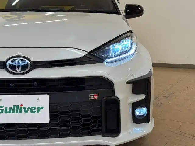トヨタ ＧＲヤリス RS 群馬県 2021(令3)年 5.5万km プラチナホワイトパールマイカ 安全装備/・横滑り防止/・オートライト/・SOSコール/Tコネクトナビ/・AM/FM/フルセグTV/・Bluetooth/USB/バックカメラ/LEDヘッドライト/LEDフォグランプ/前席シートヒーター/ハンドルヒーター/パドルシフト/オートホールド/電動パーキング/純正ドライブレコーダー/純正フロアマット/純正ドアバイザー/スマートキー/プッシュスタート