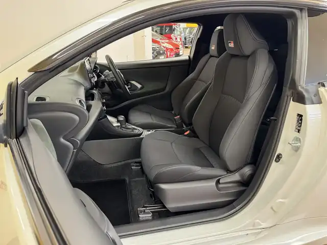 トヨタ ＧＲヤリス RS 群馬県 2021(令3)年 5.5万km プラチナホワイトパールマイカ 安全装備/・横滑り防止/・オートライト/・SOSコール/Tコネクトナビ/・AM/FM/フルセグTV/・Bluetooth/USB/バックカメラ/LEDヘッドライト/LEDフォグランプ/前席シートヒーター/ハンドルヒーター/パドルシフト/オートホールド/電動パーキング/純正ドライブレコーダー/純正フロアマット/純正ドアバイザー/スマートキー/プッシュスタート