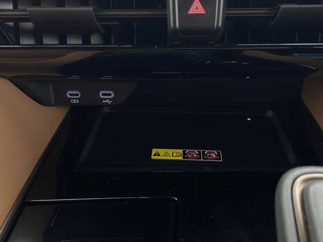 トヨタ ヴェルファイア ハイブリット Z プレミア 秋田県 2024(令6)年 0.9万km ブラック ツインガラスルーフ/純正フリップダウンモニター/トヨタセーフティセンス/純正メーカーナビ/　　フルセグ/AppleCarplay/パノラミックビューモニター/ステアリングヒーター/置くだけ充電/前席シート・セカンドシート　ヒーター・ベンチレーション/運転席シートメモリー/電動サイドステップ/セカンドシート電動リクライニング/デジタルインナーミラー/リアガラスサンシェード/オートハイビーム/パドルシフト/オールオートウィンドウ