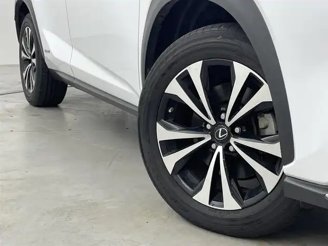 レクサス ＮＸ 300h Fスポーツ 福岡県 2018(平30)年 11万km ホワイトノーヴァガラスフレーク サンルーフ　/純正ナビ　/Ｂカメラ　/ＥＴＣ２．０　/前方ドラレコ　/ＡＣＣ　/コーナーセンサー　/衝突軽減ブレーキ　/レーンキープ　/ＢＳＭ　/ＰＫＳＢ　/パドルシフト　/パワーバックドア　/シートベンチレーション　/ＬＥＤ