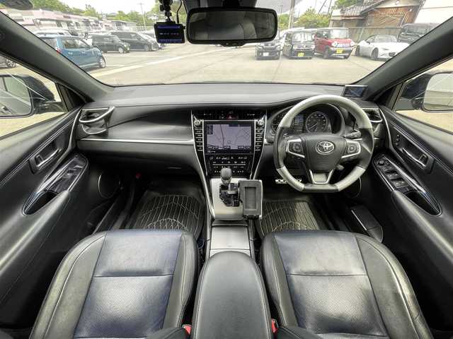トヨタ ハリアー プログレス スタイルブルーイッシュ 愛媛県 2019(平31)年 9.8万km ブラックマイカ 純正ナビ　/フルセグTV/BT/CD/DVD/BD/全周囲カメラ　/モデリスタエアロ　/JBLサウンド/トヨタセーフティセンス　/レーダークルーズコントロール　/D/N席パワーシート　/D/N席シートヒーター　　/D/N席シートエアコン　/D席シートメモリー機能/電動リアゲート/スペアキー1本/カードキー1枚/電動パーキングブレーキ/AutoHold/ヒートミラー/電格ミラー/後付スマホ置き/現状社外ステアリングホイール/積込純正ステアリングホイール/ETC/コムテックレーダー探知機/純正ラゲッジマット/TRDドアハンドルプロテクター/LEDヘッドライト/現状サマー(社外AW)(235/55/R18)/TOYO TIRES　PROXESCL1SUV/積込スタッドレス(純正AW)(225/60/R18)/PIRELLI ICE ZERO
