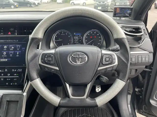 トヨタ ハリアー プログレス スタイルブルーイッシュ 愛媛県 2019(平31)年 9.8万km ブラックマイカ 純正ナビ　/フルセグTV/BT/CD/DVD/BD/全周囲カメラ　/モデリスタエアロ　/JBLサウンド/トヨタセーフティセンス　/レーダークルーズコントロール　/D/N席パワーシート　/D/N席シートヒーター　　/D/N席シートエアコン　/D席シートメモリー機能/電動リアゲート/スペアキー1本/カードキー1枚/電動パーキングブレーキ/AutoHold/ヒートミラー/電格ミラー/後付スマホ置き/現状社外ステアリングホイール/積込純正ステアリングホイール/ETC/コムテックレーダー探知機/純正ラゲッジマット/TRDドアハンドルプロテクター/LEDヘッドライト/現状サマー(社外AW)(235/55/R18)/TOYO TIRES　PROXESCL1SUV/積込スタッドレス(純正AW)(225/60/R18)/PIRELLI ICE ZERO