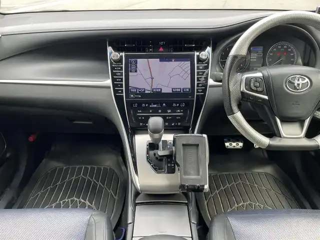 トヨタ ハリアー プログレス スタイルブルーイッシュ 愛媛県 2019(平31)年 9.8万km ブラックマイカ 純正ナビ　/フルセグTV/BT/CD/DVD/BD/全周囲カメラ　/モデリスタエアロ　/JBLサウンド/トヨタセーフティセンス　/レーダークルーズコントロール　/D/N席パワーシート　/D/N席シートヒーター　　/D/N席シートエアコン　/D席シートメモリー機能/電動リアゲート/スペアキー1本/カードキー1枚/電動パーキングブレーキ/AutoHold/ヒートミラー/電格ミラー/後付スマホ置き/現状社外ステアリングホイール/積込純正ステアリングホイール/ETC/コムテックレーダー探知機/純正ラゲッジマット/TRDドアハンドルプロテクター/LEDヘッドライト/現状サマー(社外AW)(235/55/R18)/TOYO TIRES　PROXESCL1SUV/積込スタッドレス(純正AW)(225/60/R18)/PIRELLI ICE ZERO