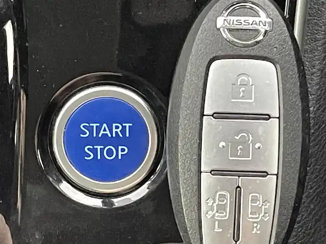 日産 セレナ e－パワー ハイウェイスター V 熊本県 2020(令2)年 5.3万km ダイヤモンドブラック 禁煙車　/純正ナビMM319D-/W（ＣＤ・ＤＶＤ・フルセグ・ＢＴ・ＳＤ・ＡＵＸ・ipod・ＵＳＢ）/全周囲カメラ　/前方ドライブレコーダー　/ビルトインＥＴＣ　/両側パワースライドドア　/ハンズフリーオートスライド/前後クリアランスソナー　/レーダークルーズコントロール/インテリジェントエマージェンシーブレーキ/踏み間違い衝突防止アシスト/車線逸脱警報システム/車線逸脱防止支援システム/後方衝突防止支援アシスト/後側方車両検知警報/標識認識機能/横滑り防止/ブラインドスポットモニター/純正フロアマット/純正１５インチAW/オートライト/オートマチックハイビーム/LEDヘッドライト/スマートキー/プッシュスタート/スペアキー1本/保証書