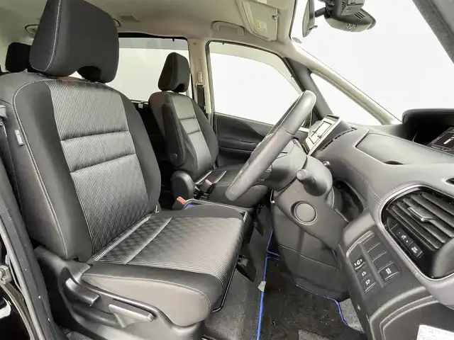 日産 セレナ e－パワー ハイウェイスター V 熊本県 2020(令2)年 5.3万km ダイヤモンドブラック 禁煙車　/純正ナビMM319D-/W（ＣＤ・ＤＶＤ・フルセグ・ＢＴ・ＳＤ・ＡＵＸ・ipod・ＵＳＢ）/全周囲カメラ　/前方ドライブレコーダー　/ビルトインＥＴＣ　/両側パワースライドドア　/ハンズフリーオートスライド/前後クリアランスソナー　/レーダークルーズコントロール/インテリジェントエマージェンシーブレーキ/踏み間違い衝突防止アシスト/車線逸脱警報システム/車線逸脱防止支援システム/後方衝突防止支援アシスト/後側方車両検知警報/標識認識機能/横滑り防止/ブラインドスポットモニター/純正フロアマット/純正１５インチAW/オートライト/オートマチックハイビーム/LEDヘッドライト/スマートキー/プッシュスタート/スペアキー1本/保証書