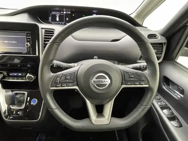 日産 セレナ e－パワー ハイウェイスター V 熊本県 2020(令2)年 5.3万km ダイヤモンドブラック 禁煙車　/純正ナビMM319D-/W（ＣＤ・ＤＶＤ・フルセグ・ＢＴ・ＳＤ・ＡＵＸ・ipod・ＵＳＢ）/全周囲カメラ　/前方ドライブレコーダー　/ビルトインＥＴＣ　/両側パワースライドドア　/ハンズフリーオートスライド/前後クリアランスソナー　/レーダークルーズコントロール/インテリジェントエマージェンシーブレーキ/踏み間違い衝突防止アシスト/車線逸脱警報システム/車線逸脱防止支援システム/後方衝突防止支援アシスト/後側方車両検知警報/標識認識機能/横滑り防止/ブラインドスポットモニター/純正フロアマット/純正１５インチAW/オートライト/オートマチックハイビーム/LEDヘッドライト/スマートキー/プッシュスタート/スペアキー1本/保証書