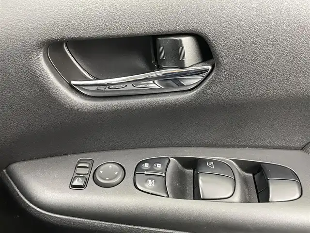 日産 セレナ e－パワー ハイウェイスター V 熊本県 2020(令2)年 5.3万km ダイヤモンドブラック 禁煙車　/純正ナビMM319D-/W（ＣＤ・ＤＶＤ・フルセグ・ＢＴ・ＳＤ・ＡＵＸ・ipod・ＵＳＢ）/全周囲カメラ　/前方ドライブレコーダー　/ビルトインＥＴＣ　/両側パワースライドドア　/ハンズフリーオートスライド/前後クリアランスソナー　/レーダークルーズコントロール/インテリジェントエマージェンシーブレーキ/踏み間違い衝突防止アシスト/車線逸脱警報システム/車線逸脱防止支援システム/後方衝突防止支援アシスト/後側方車両検知警報/標識認識機能/横滑り防止/ブラインドスポットモニター/純正フロアマット/純正１５インチAW/オートライト/オートマチックハイビーム/LEDヘッドライト/スマートキー/プッシュスタート/スペアキー1本/保証書