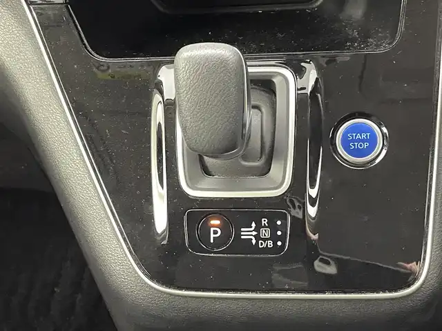 日産 セレナ e－パワー ハイウェイスター V 熊本県 2020(令2)年 5.3万km ダイヤモンドブラック 禁煙車　/純正ナビMM319D-/W（ＣＤ・ＤＶＤ・フルセグ・ＢＴ・ＳＤ・ＡＵＸ・ipod・ＵＳＢ）/全周囲カメラ　/前方ドライブレコーダー　/ビルトインＥＴＣ　/両側パワースライドドア　/ハンズフリーオートスライド/前後クリアランスソナー　/レーダークルーズコントロール/インテリジェントエマージェンシーブレーキ/踏み間違い衝突防止アシスト/車線逸脱警報システム/車線逸脱防止支援システム/後方衝突防止支援アシスト/後側方車両検知警報/標識認識機能/横滑り防止/ブラインドスポットモニター/純正フロアマット/純正１５インチAW/オートライト/オートマチックハイビーム/LEDヘッドライト/スマートキー/プッシュスタート/スペアキー1本/保証書