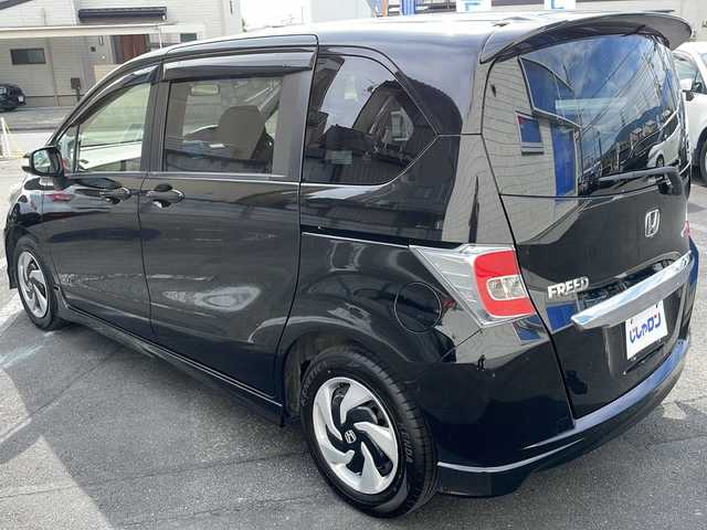 ホンダ フリード ハイブリット プレミアムエディション 長野県 2016(平28)年 11.1万km プレミアムスパークルブラックパール (株)IDOMが運営する【じしゃロン長野店】の自社ローン専用車両になります/こちらは現金またはオートローンご利用時の価格です。自社ローンご希望の方は別途その旨お申付け下さい./社外ナビ（CD/DVD/BT）/バックカメラ/クルーズコントロール/両側パワースライドドア/ステアリングスイッチ/ビルトインETC/前後コーナーセンサー/電動格納ミラー/純正フロアマット/フリップダウンモニター
