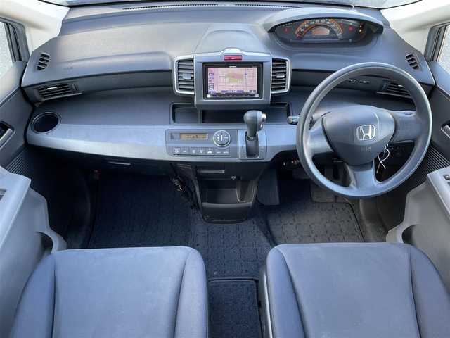 ホンダ フリード Gエアロ ジャストセレクション 東京都 2010(平22)年 8.4万km ポリッシュドメタルメタリック カロッツェリアナビ /＜フルセグ/AMFM/BT/CD/DVD/SD＞/リア左側パワースライドドア/リア両側イージークローザー/バックカメラ/ドライブレコーダー/ETC/ディスチャージヘッドライト/オートライトコントロール/フルオートエアコン/電動格納ミラー/SRSエアバッグ（運転席/助手席）/純正フロアマット/ウォークスルー