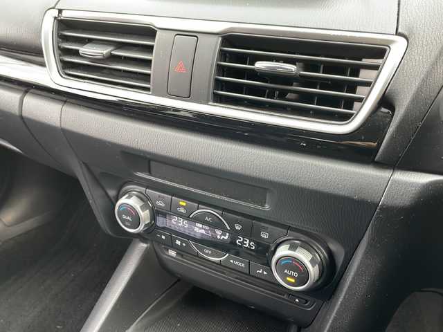 マツダ アクセラ スポーツ 15S 岩手県 2015(平27)年 13.2万km ジェットブラックマイカ ４ＷＤ　ナビ　Ｂｌｕｅｔｏｏｔｈ　ＣＤ　ＤＶＤ　フルセグ　バックカメラ　衝突被害軽減ブレーキ　オートＬＥＤライト　クルーズコントロール　ＥＴＣ　ＭＴモード付ＡＴ　アイドリングストップ　１６インチアルミ