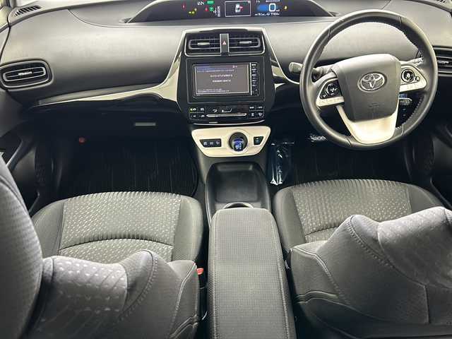 トヨタ プリウス S 宮城県 2016(平28)年 7.2万km グレーメタリック 4WD/寒冷地仕様/ワイパーデアイサー/純正ナビ/(AM/FM/SD/TV/BT/AUX/CD)/バックカメラ/ビルトインETC/ドライブレコーダー/レーダークルーズコントロール/プッシュスタート/スマートキー/スペアキー/オートライト/オートマチックハイビーム/LEDヘッドライト/フォグランプ/ドアバイザー/純正フロアマット/純正15インチアルミホイール/禁煙車