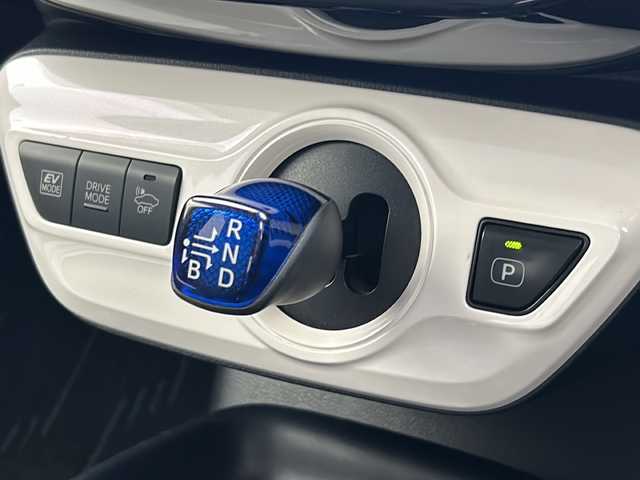 トヨタ プリウス S 宮城県 2016(平28)年 7.2万km グレーメタリック 4WD/寒冷地仕様/ワイパーデアイサー/純正ナビ/(AM/FM/SD/TV/BT/AUX/CD)/バックカメラ/ビルトインETC/ドライブレコーダー/レーダークルーズコントロール/プッシュスタート/スマートキー/スペアキー/オートライト/オートマチックハイビーム/LEDヘッドライト/フォグランプ/ドアバイザー/純正フロアマット/純正15インチアルミホイール/禁煙車