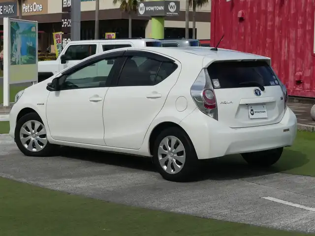 トヨタ アクア S 千葉県 2015(平27)年 3.8万km ライムホワイトパールクリスタルシャイン 純正SDナビ/地デジTV/【DVD/CD再生機能　Bluetooth接続】/バックカメラ/ドライブレコーダー（前後撮影）/革巻きステアリング/ETC/HIDヘッドライト/ウインカーミラー/スマートキー