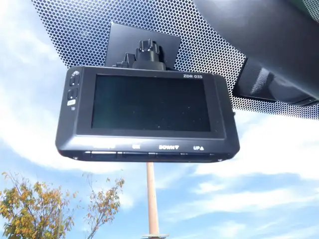 トヨタ アクア S 千葉県 2015(平27)年 3.8万km ライムホワイトパールクリスタルシャイン 純正SDナビ/地デジTV/【DVD/CD再生機能　Bluetooth接続】/バックカメラ/ドライブレコーダー（前後撮影）/革巻きステアリング/ETC/HIDヘッドライト/ウインカーミラー/スマートキー