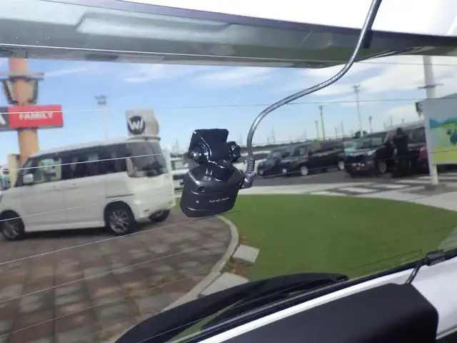 トヨタ アクア S 千葉県 2015(平27)年 3.8万km ライムホワイトパールクリスタルシャイン 純正SDナビ/地デジTV/【DVD/CD再生機能　Bluetooth接続】/バックカメラ/ドライブレコーダー（前後撮影）/革巻きステアリング/ETC/HIDヘッドライト/ウインカーミラー/スマートキー