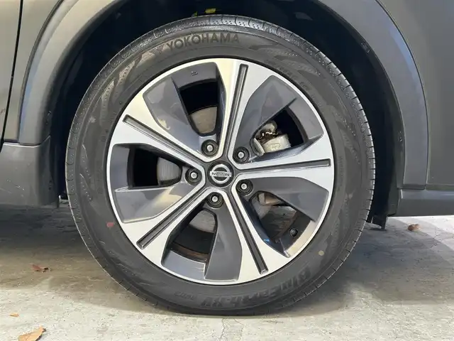 日産 キックス X 宮城県 2020(令2)年 6.7万km チタニウムカーキ プロパイロット/・エマージェンシーブレーキ/・車線逸脱警報装置/・車線逸脱防止支援システム/・クリアランスソナー/純正ナビ/・フルセグTV/Bluetooth/CD/DVD/・ビルドインETC/・全方位カメラ/・ドライブレコーダー/・デジタルインナーミラー/アイドリングストップ/電子パーキング/・オートブレーキホールド/革巻きステアリング/・ステアリングスイッチ/・ステアリングヒーター/プッシュスタート/・スマートキー/LEDヘッドライト/・オートライト/・オートハイビーム/純正フロアマット/純正アルミホイール/ドアバイザー/ルーフレール/社外17インチAW付スタッドレスタイヤ積込み/ ・205/55/R17  5mm