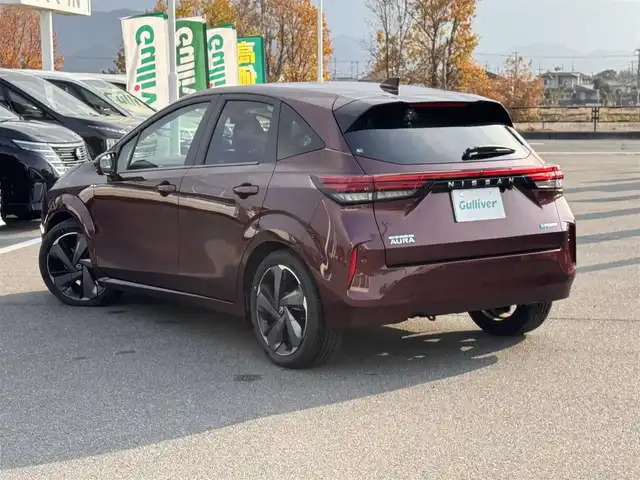 日産 オーラ G レザーエディション 奈良県 2023(令5)年 0.7万km バーガンディー 純正9インチナビ（MM220D-L）/（フルセグ/BT)/プロパイロット/アラウンドビューモニター/ブラインドスポットモニター/前後コーナーセンサー/衝突軽減システム/レーンキープアシスト/レザーシート/前席シートヒーター/ステアリングヒーター/デジタルインナーミラー/LEDヘッドライト/純正ドライブレコーダー/ETC/純正ホイールキャップ/保証書/取り扱い説明書/スペアキーX1