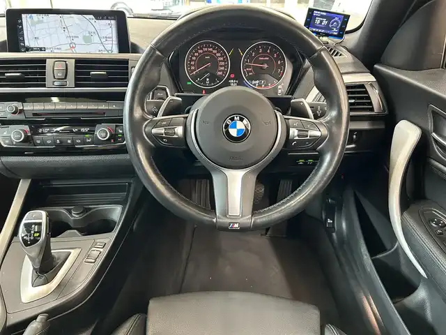 ＢＭＷ Ｍ２４０ｉ クーペ 東京都 2016(平28)年 6.8万km アルピンホワイトⅢ △ワンオーナー/△記録簿(H30.11/R1.11/R3.11/R5.11/R6.5）/△純正ナビ/（CD／DVD／AUX／USB／Bluetooth）/△バックカメラ/△FRコーナーセンサー/△ブラックレザーシート/△前席パワーシート/△運転席メモリシー/△サンルーフ/△クルーズコントロール/△プリクラッシュセーフティ/△スマートキー/△プッシュスタート/△スペアキー/△ドライブレコーダー(DRY-SV49GS)/△オートライト/△LED/△純正フォグ/△ライトレべライザー/△革巻きステアリング/△ステアリングスイッチ/△パドルシフト/△ISOFIX/△リアプライバシーガラス/△電動格納ウインカーミラー/△アイドリングストップ/△フロアマット/△レーンデパチャーアラート/△ＧＰＳレーダー/△ETC/△純正18インチアルミホイール/△W+サイドSRS&ABS/△横滑防止装置/△取扱説明書/△新車時保証書
