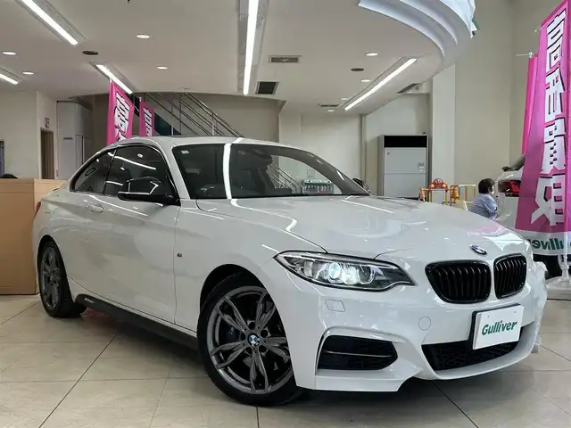 ＢＭＷ Ｍ２４０ｉ クーペ 東京都 2016(平28)年 6.8万km アルピンホワイトⅢ △ワンオーナー/△記録簿(H30.11/R1.11/R3.11/R5.11/R6.5）/△純正ナビ/（CD／DVD／AUX／USB／Bluetooth）/△バックカメラ/△FRコーナーセンサー/△ブラックレザーシート/△前席パワーシート/△運転席メモリシー/△サンルーフ/△クルーズコントロール/△プリクラッシュセーフティ/△スマートキー/△プッシュスタート/△スペアキー/△ドライブレコーダー(DRY-SV49GS)/△オートライト/△LED/△純正フォグ/△ライトレべライザー/△革巻きステアリング/△ステアリングスイッチ/△パドルシフト/△ISOFIX/△リアプライバシーガラス/△電動格納ウインカーミラー/△アイドリングストップ/△フロアマット/△レーンデパチャーアラート/△ＧＰＳレーダー/△ETC/△純正18インチアルミホイール/△W+サイドSRS&ABS/△横滑防止装置/△取扱説明書/△新車時保証書