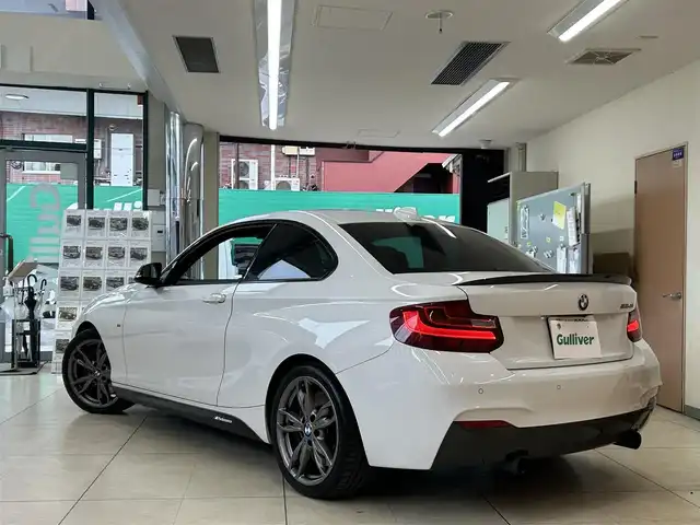 ＢＭＷ Ｍ２４０ｉ クーペ 東京都 2016(平28)年 6.8万km アルピンホワイトⅢ △ワンオーナー/△記録簿(H30.11/R1.11/R3.11/R5.11/R6.5）/△純正ナビ/（CD／DVD／AUX／USB／Bluetooth）/△バックカメラ/△FRコーナーセンサー/△ブラックレザーシート/△前席パワーシート/△運転席メモリシー/△サンルーフ/△クルーズコントロール/△プリクラッシュセーフティ/△スマートキー/△プッシュスタート/△スペアキー/△ドライブレコーダー(DRY-SV49GS)/△オートライト/△LED/△純正フォグ/△ライトレべライザー/△革巻きステアリング/△ステアリングスイッチ/△パドルシフト/△ISOFIX/△リアプライバシーガラス/△電動格納ウインカーミラー/△アイドリングストップ/△フロアマット/△レーンデパチャーアラート/△ＧＰＳレーダー/△ETC/△純正18インチアルミホイール/△W+サイドSRS&ABS/△横滑防止装置/△取扱説明書/△新車時保証書