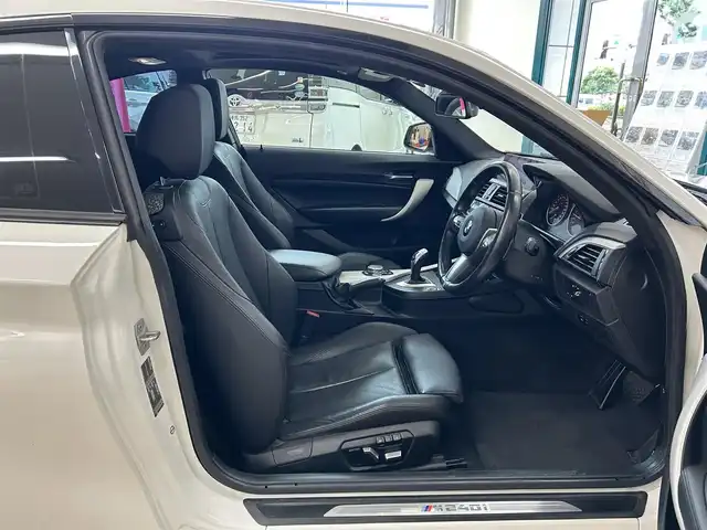 ＢＭＷ Ｍ２４０ｉ クーペ 東京都 2016(平28)年 6.8万km アルピンホワイトⅢ △ワンオーナー/△記録簿(H30.11/R1.11/R3.11/R5.11/R6.5）/△純正ナビ/（CD／DVD／AUX／USB／Bluetooth）/△バックカメラ/△FRコーナーセンサー/△ブラックレザーシート/△前席パワーシート/△運転席メモリシー/△サンルーフ/△クルーズコントロール/△プリクラッシュセーフティ/△スマートキー/△プッシュスタート/△スペアキー/△ドライブレコーダー(DRY-SV49GS)/△オートライト/△LED/△純正フォグ/△ライトレべライザー/△革巻きステアリング/△ステアリングスイッチ/△パドルシフト/△ISOFIX/△リアプライバシーガラス/△電動格納ウインカーミラー/△アイドリングストップ/△フロアマット/△レーンデパチャーアラート/△ＧＰＳレーダー/△ETC/△純正18インチアルミホイール/△W+サイドSRS&ABS/△横滑防止装置/△取扱説明書/△新車時保証書